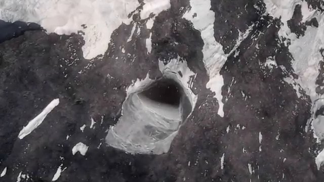 Image satellite d'une ouverture artificielle présumée dans la montagne