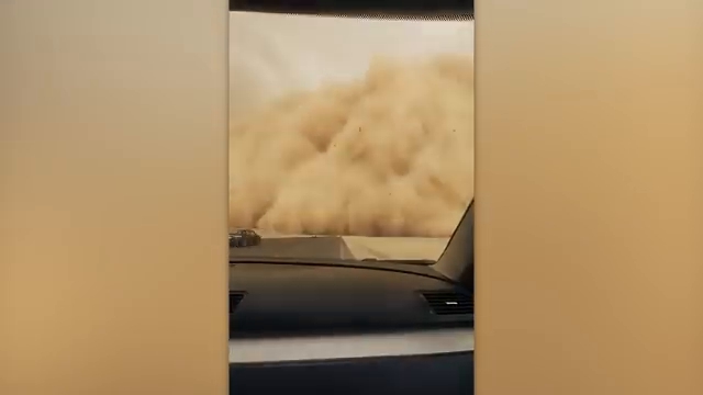 Une tempête de sable massive en Égypte engloutissant une autoroute