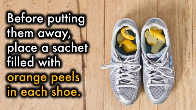 Placement d'un sachet d'écorces d'orange dans une chaussure