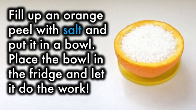 Une demi-orange remplie de sel pour le frigo