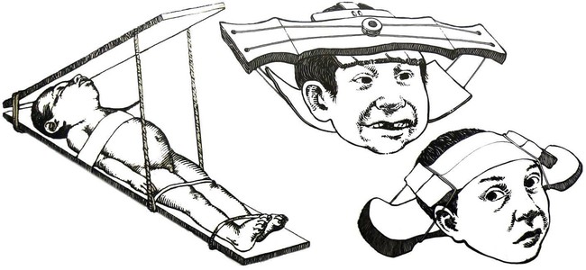 Trois illustrations représentant les méthodes utilisées par les peuples mayas pour déformer la tête d'un enfant.