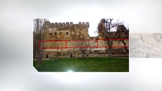 Gros plan sur les blocs colossaux du Trilithon intégrés dans le mur d'enceinte, montrant leur taille disproportionnée par rapport aux visiteurs.