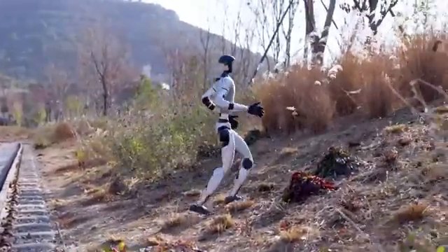 Le robot humanoïde Bolt en plein sprint, atteignant des vitesses proches des records humains.
