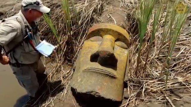 La nouvelle statue Moaï de 1,5 mètre découverte en 2025 au fond du lit d'un lac asséché.