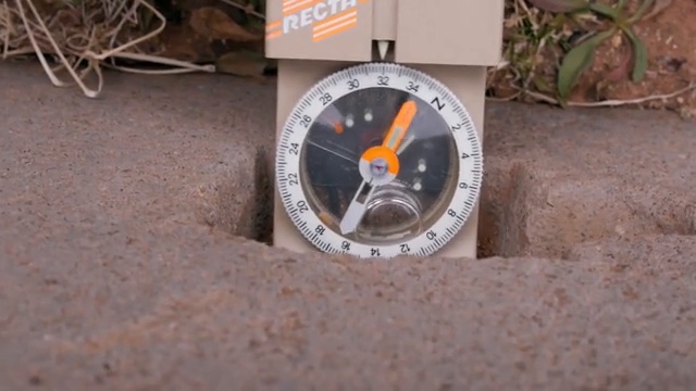 Utilisation d'une boussole pour mettre en évidence les propriétés magnétiques surprenantes de certains blocs.