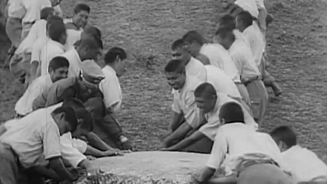 Images d'archives montrant l'armée bolivienne tentant de déplacer un bloc mégalithique avec des cordes en 1966.