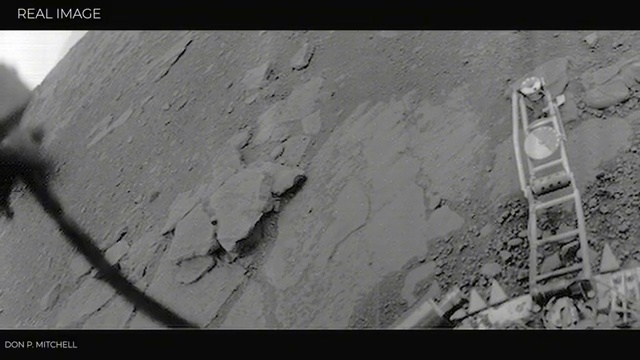 Image réelle en noir et blanc transmise par une sonde soviétique, montrant la surface rocheuse et accidentée de Vénus.
