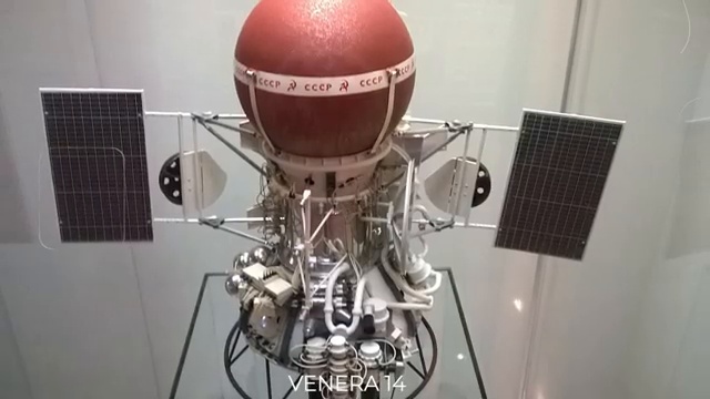 Image de la sonde Venera 14 montrant le bras mécanique qui a échoué à tester le sol car il a frappé le capuchon de l'objectif de la caméra resté sur le sol.