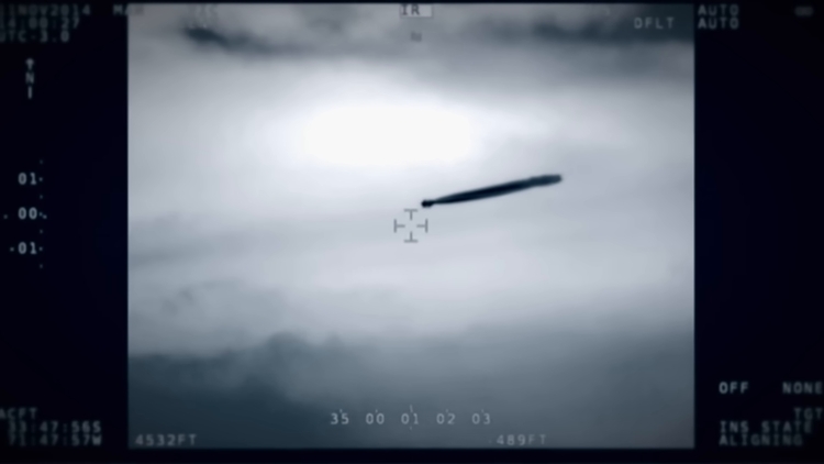 Capture d'écran infrarouge de la vidéo déclassifiée par la marine chilienne montrant un objet volant non identifié émettant un panache.
