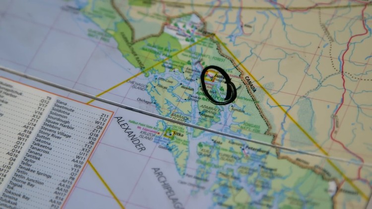 Carte de l'Alaska montrant les lieux et dates des signalements de créatures marines.