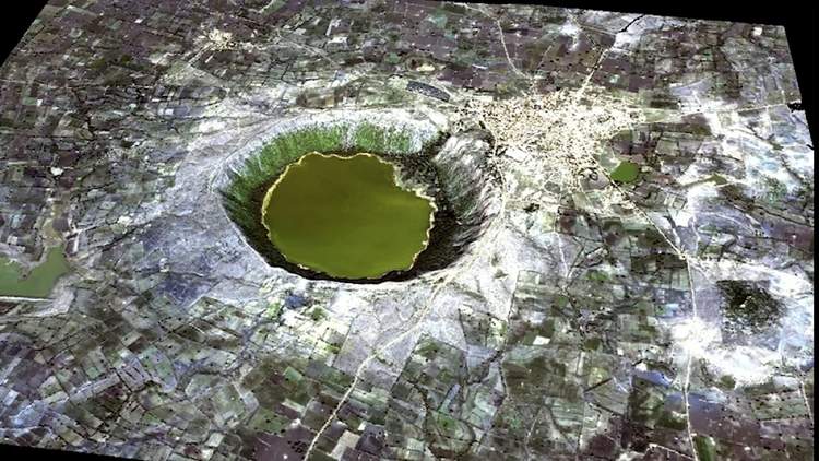 Vue satellite d'un cratère inexpliqué près des sites archéologiques, sans trace d'impact météoritique.