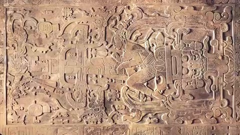 Détail de la gravure sur la dalle de pierre du sarcophage de Pakal à Palenque, montrant une figure humaine dans une position complexe.