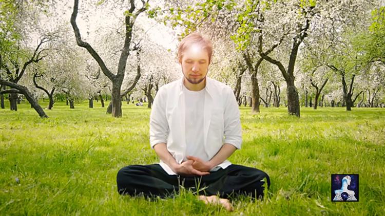 Homme pratiquant la méditation dans la nature pour stimuler le troisième œil