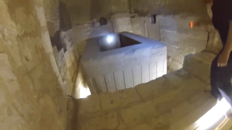 L'intérieur du Sérapéum montrant l'une des immenses boîtes en granit massif de 100 tonnes, parfaitement taillée.