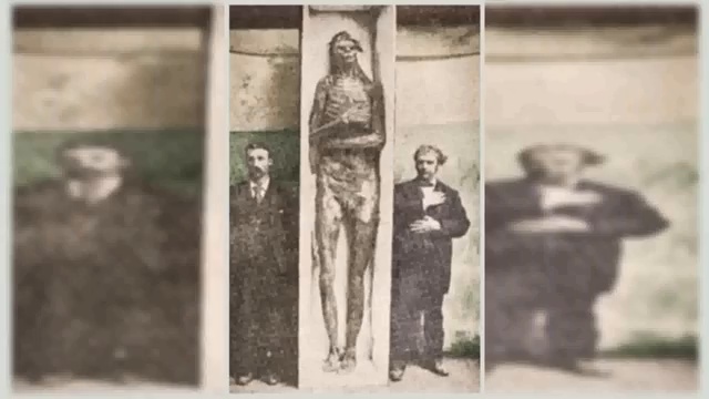 Gros plan sur une coupure de presse ancienne intitulée'Race of Men Were Giants', illustrant les premières découvertes de squelettes de grande taille.