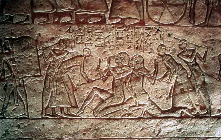 Relief de l'Égypte antique représentant des espions shasu originaires de Canaan et du Néguev en train d'être battus.