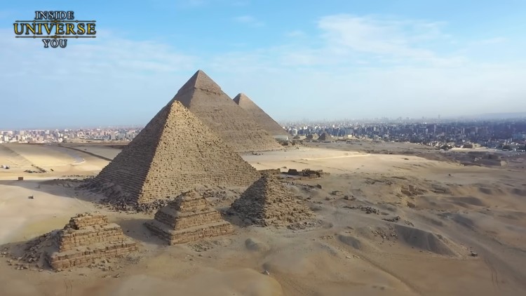 Vue aérienne panoramique des grandes pyramides de Gizeh sur le plateau égyptien.