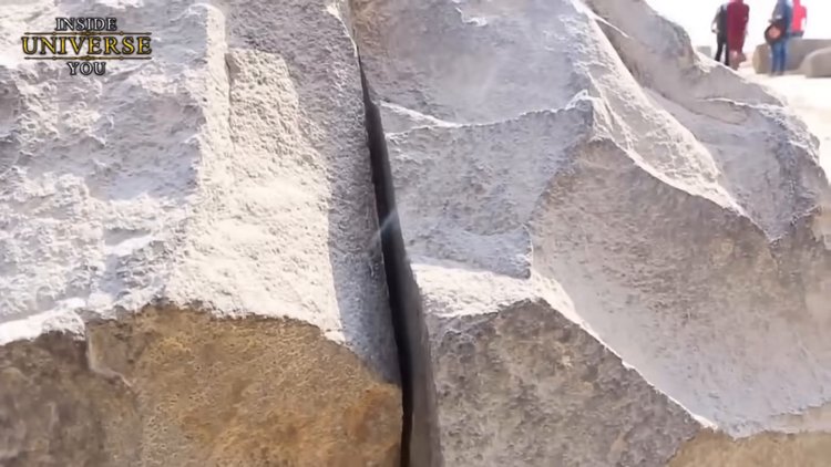 Gros plan sur des blocs de basalte montrant des marques de coupe verticales régulières, suggérant l'utilisation de machines.