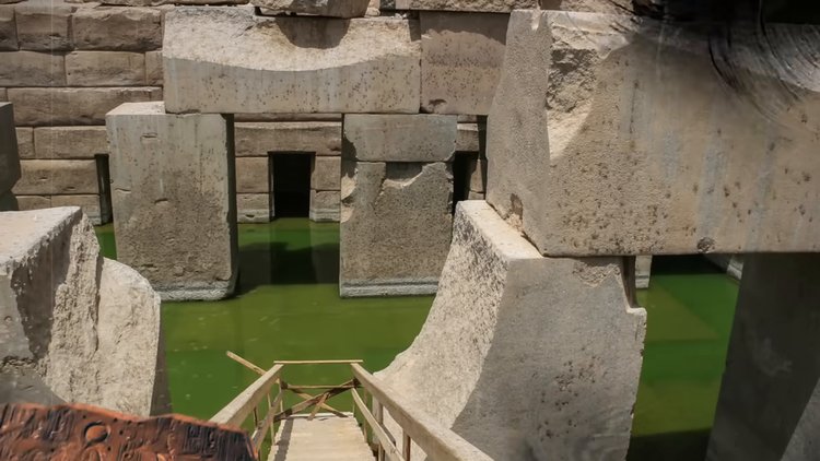 L'entrée monumentale de l'Osireion à Abydos, montrant ses blocs de granit massifs.