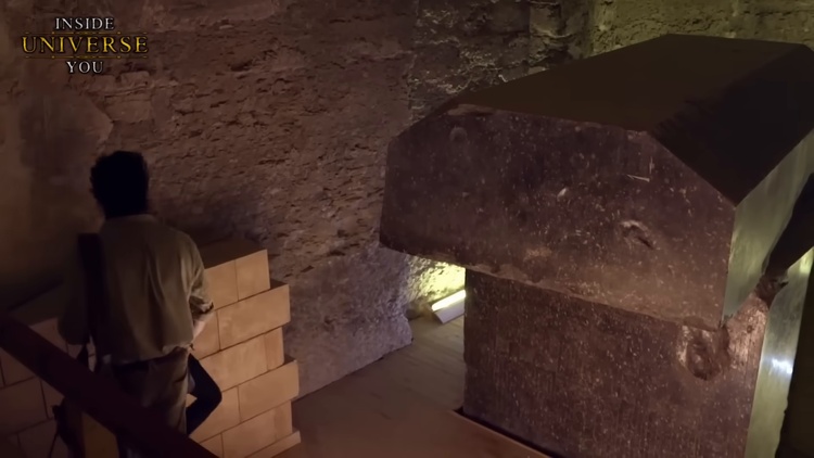Un des massifs coffres en granit du Sérapéum de Saqqarah, pesant jusqu'à 70 tonnes et taillé avec une précision millimétrique.