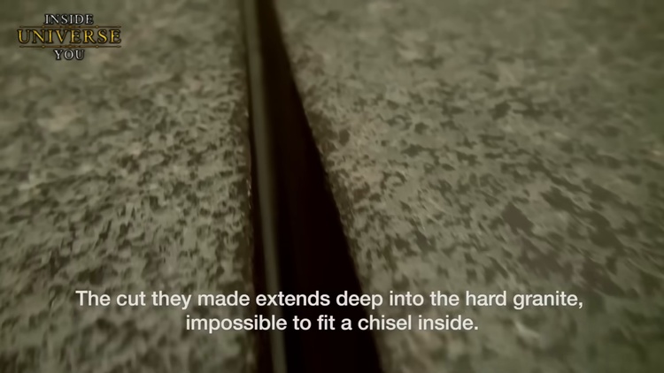 Gros plan sur une entaille profonde et étroite dans le granit, impossible à réaliser avec un simple burin.