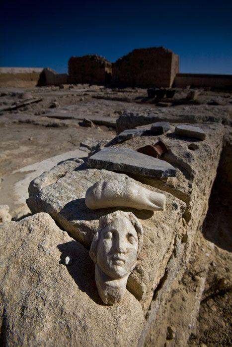 Objets archéologiques de Taposiris Magna représentant la tête de Cléopâtre
