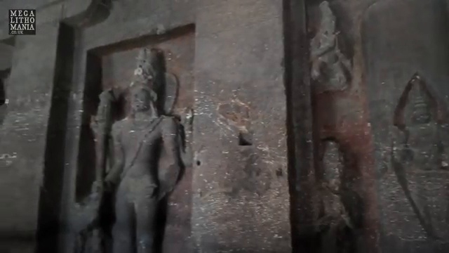 Gros plan sur les bas-reliefs des divinités, montrant les traces de plâtre ancien datant du 9ème au 11ème siècle.