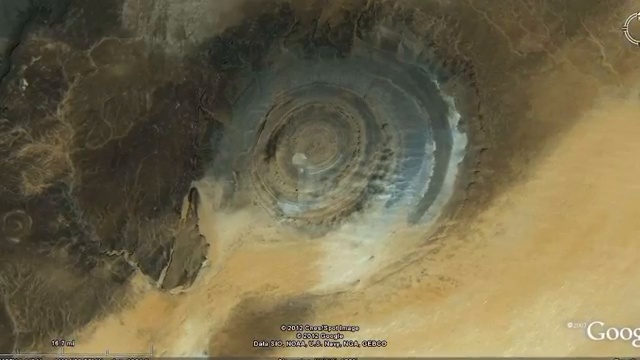 Image satellite de la structure de Richat, ou'Œil du Sahara', avec ses anneaux de pierre concentriques caractéristiques.