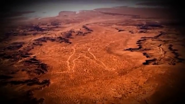 Vue aérienne du'Marree Man' en Australie, une immense gravure au sol représentant un homme avec un bâton de jet.