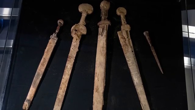 Présentation de quatre épées romaines et d'une pointe de javelot découvertes dans une crevasse près de la mer Morte.