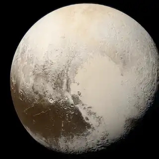 Pluton est la plus connue des planètes naines de notre Système solaire. Ici l’image la plus précise dont les astronomes disposent en couleurs réelles. Une image prise par la sonde New Horizons de la Nasa en 2015. © Nasa, Johns Hopkins University Applied Physics Laboratory, Southwest Research Institute, Alex Parker