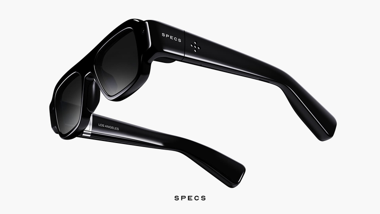 Grâce à leurs verres électrochromes, les Specs peuvent passer du transparent au teinté.