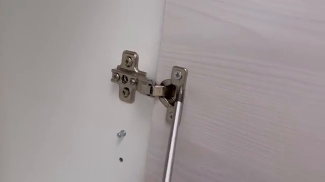 Vérification de la fixation de la charnière sur la porte