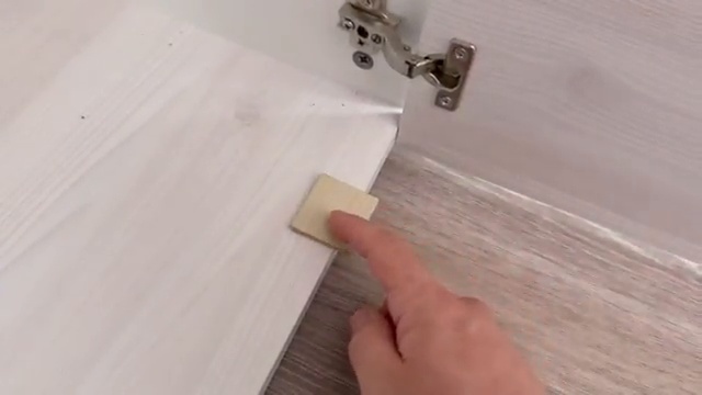 Utilisation d'une cale sous la porte de placard