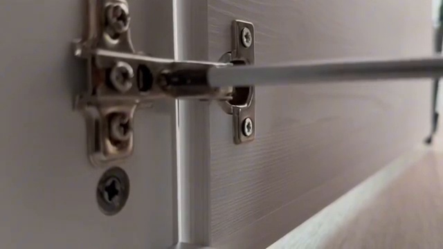 Ajustement de la vis avant pour l'alignement latéral