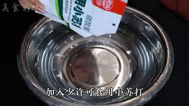 Trempage des tiges de bananes dans l'eau au bicarbonate de soude