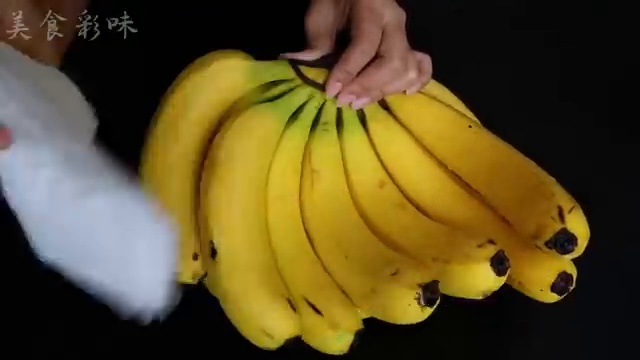 Séchage minutieux des bananes et du pédoncule avec un essuie-tout