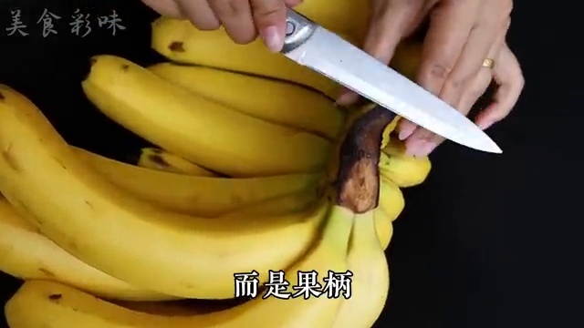 Découpe de l'extrémité noircie du pédoncule avec un couteau