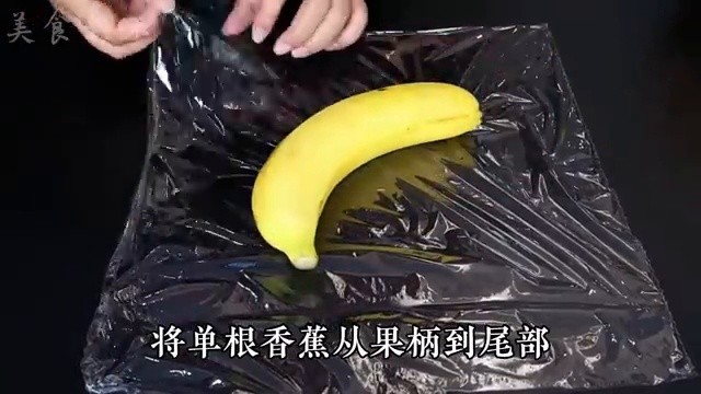 Emballage intégral d'une banane individuelle dans du film plastique