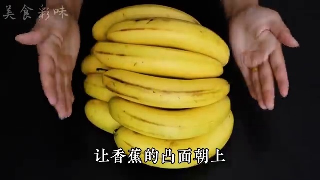 Grappe de bananes posée à l'envers sur une table, reposant sur le pédoncule