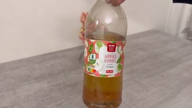 Versement du vinaigre de cidre dans un gobelet doseur