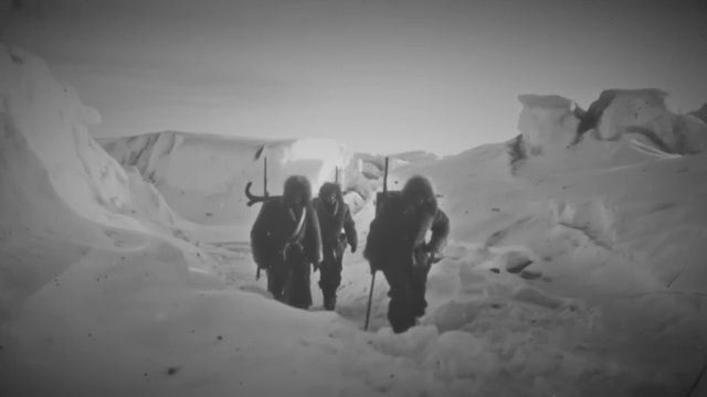 Groupe d'explorateurs marchant dans un paysage polaire, illustrant les expéditions vers l'Antarctique.