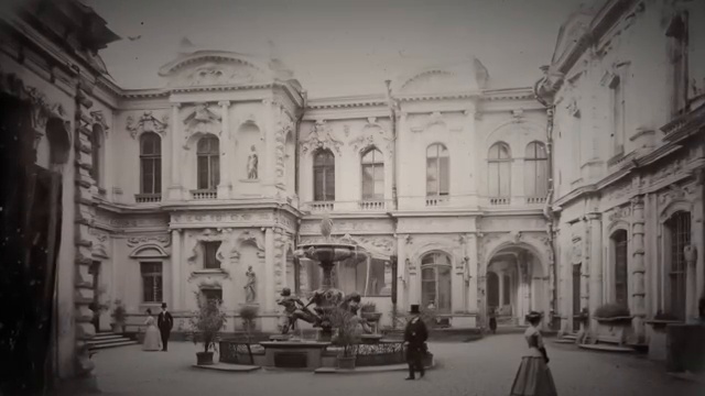 Cour intérieure d'un bâtiment ancien avec une fontaine, illustrant le style architectural complexe attribué à la civilisation de la Tartarie.