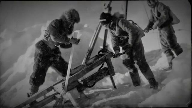 Explorateurs utilisant une foreuse sur la glace, illustrant les efforts pour sonder et comprendre ce qui se cache sous la surface antarctique.