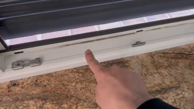 Inspection du cadre inférieur de la fenêtre