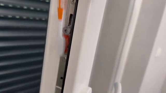 Nettoyage du mécanisme avec une brosse à dents