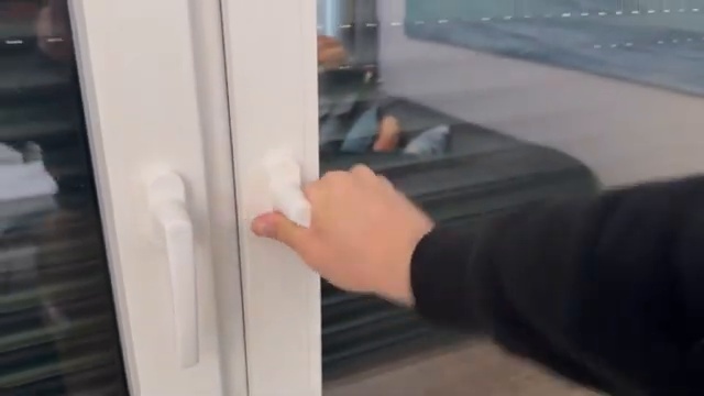 Actionnement de la poignée de haut en bas