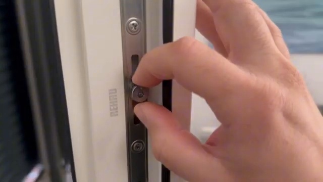 Traction manuelle sur le tenon près de la poignée
