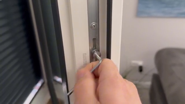 Insertion d'une clé Allen dans le tenon de verrouillage