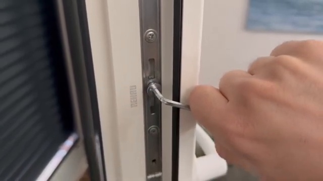 Rotation de la clé Allen pour ajuster la pression